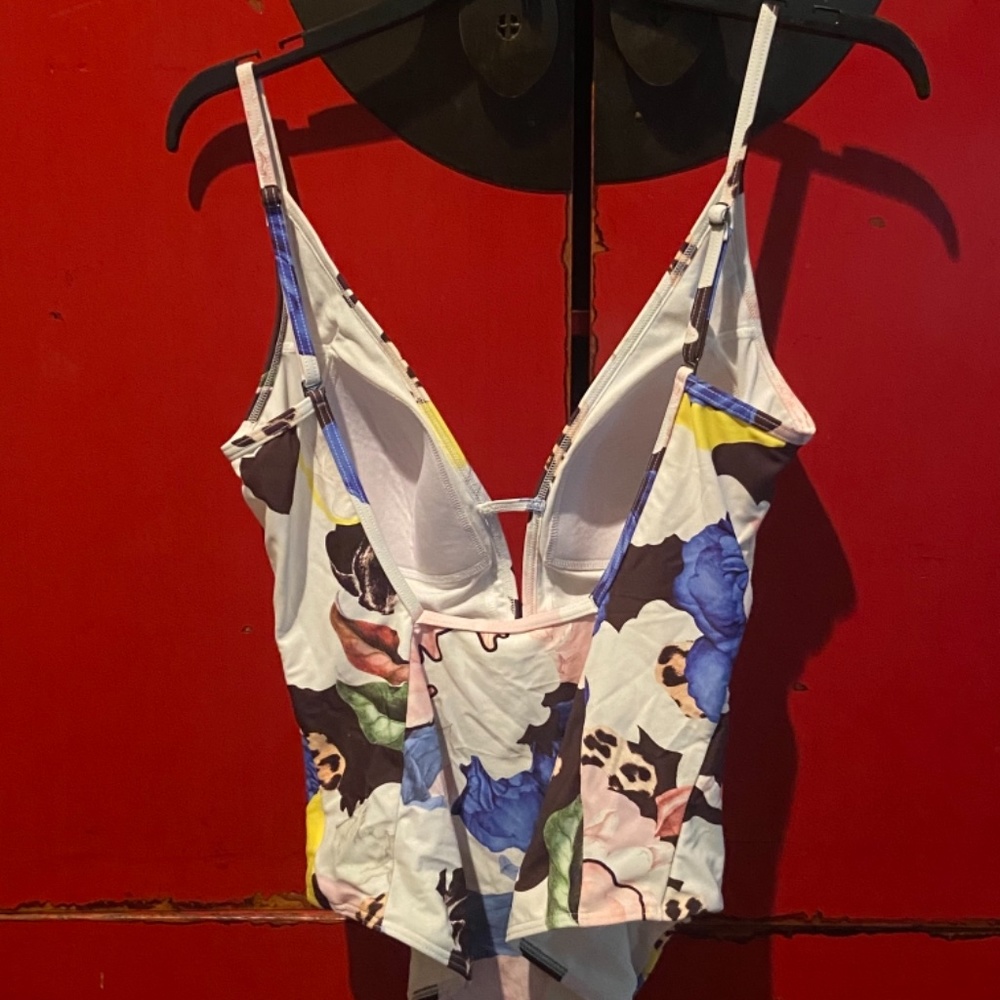 Bathing suit bundle - Picture 2 of 9